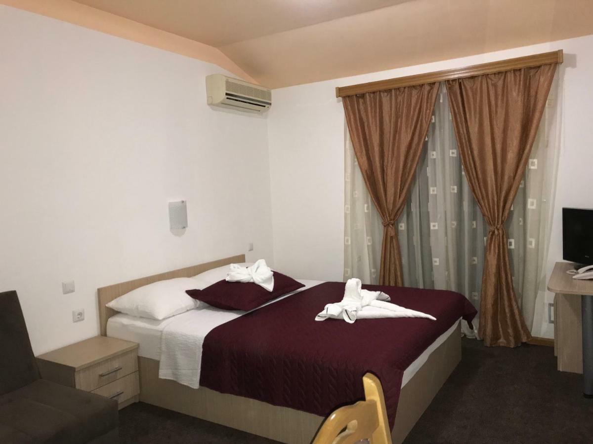 Hotel Ami - M Neum Esterno foto